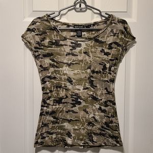 Wet Seal Slashed Back Camo Tee, Size M